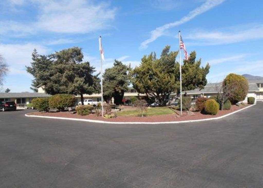 Econo Lodge Inn & Suites Central Medford Exterior photo