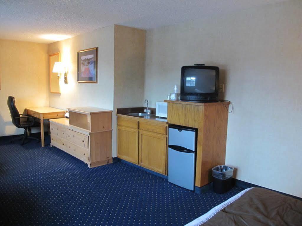 Econo Lodge Inn & Suites Central Medford Exterior photo