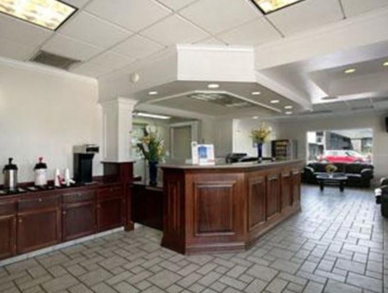 Econo Lodge Inn & Suites Central Medford Interior photo